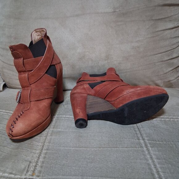 Fluevog Writes Shields in light brown - Picture 3 of 6